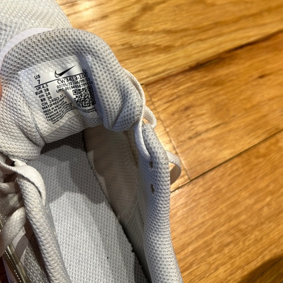 Nike Women’s Downshifter 11 'White Metallic Silver' Gym Shoes Size 7 - Picture 10 of 10